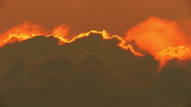 Büyük, destansı, parlak güneş akşamları bulutlar salıyor. Canlı renk arkaplanı zaman aşımı. Sinema yağmurlu yaz gökyüzü. Parıldayan ısı dalgası etkisi.