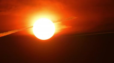 Tanrı 'nın yaratılış anı kavramı. Tanrı ışık ve evrenin yaratıcısıdır. Destansı sinematik gün batımı. Hristiyan dininde Tanrı 'nın yaratılışı. Tanrıların güzelliği doğanın yaratılışı.