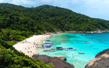Birçok kişi turizm seyahat similan Adası andaman Denizi, phuket Tayland yüzen hızlı tekneler tarafından