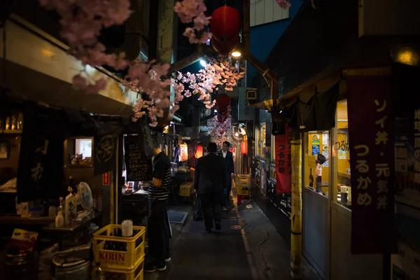 日本东京 2018年4月3日 著名地方日本地方街食物在 Omoide 新宿东京在春天季节 装饰与樱花樱花非常美丽的场面 — 图库照片