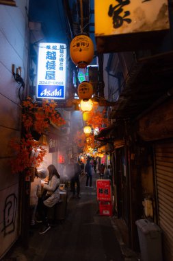 Shinjuku Tokyo Japonya, Tokyo, Japonya - 23 Ekim 2018: Omoide Yokocho, ünlü yemek için yer ve mekân maaş adam için işten sonra sonbahar sezonu kırmızı akçaağaç yaprağı,, şimdi Tokyo Japonya 2020 Olimpiyat oyun için hazırlanıyor ile dekore edilmiş iç