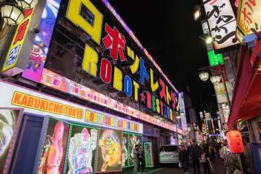 Shinjuku Tokyo, Japonya - 23 Ekim 2018: Godzilla kavşak ünlü yer Shinjuku Tokyo Japonya, çok çoğu eğlence, bar ve restoran alanı, şimdi Tokyo Japonya 2020 Olimpiyat oyun için hazırlanıyor