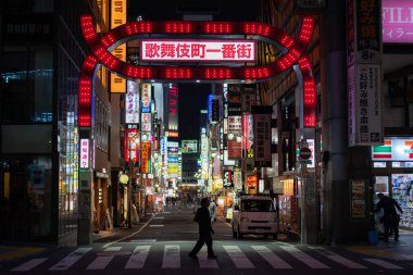 Shinjuku Tokyo, Japonya - 23 Ekim 2018: Godzilla kavşak ünlü yer Shinjuku Tokyo Japonya, çok çoğu eğlence, bar ve restoran alanı, şimdi Tokyo Japonya 2020 Olimpiyat oyun için hazırlanıyor