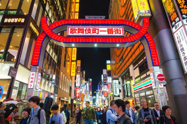 Shinjuku Tokyo, Japonya - 23 Ekim 2018: Godzilla kavşak ünlü yer Shinjuku Tokyo Japonya, çok çoğu eğlence, bar ve restoran alanı, şimdi Tokyo Japonya 2020 Olimpiyat oyun için hazırlanıyor