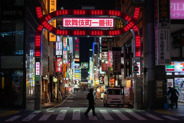 Shinjuku Tokyo, Japonya - 23 Ekim 2018: Godzilla kavşak ünlü yer Shinjuku Tokyo Japonya, çok çoğu eğlence, bar ve restoran alanı, şimdi Tokyo Japonya 2020 Olimpiyat oyun için hazırlanıyor