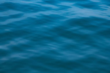 Soyut hareket dalga su güneş ışığı arka plan ile Okyanusu