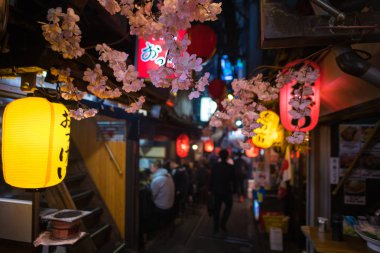 Tokyo, Japonya - 3 Nisan 2018: Ünlü yer Omoide Yokocho, Bahar sezonu, Shinjuku tokyo sakura kiraz çiçeği çok güzel bir manzara ile dekore edilmiş Japon yerel steet gıda