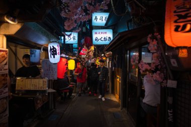 Tokyo, Japonya - 3 Nisan 2018: Ünlü yer Omoide Yokocho, Bahar sezonu, Shinjuku tokyo sakura kiraz çiçeği çok güzel bir manzara ile dekore edilmiş Japon yerel steet gıda