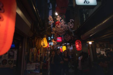 Tokyo, Japonya - 3 Nisan 2018: Ünlü yer Omoide Yokocho, Bahar sezonu, Shinjuku tokyo sakura kiraz çiçeği çok güzel bir manzara ile dekore edilmiş Japon yerel steet gıda