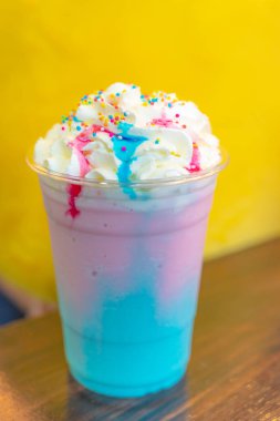 soğuk lolipop milkshake içki kırbaç krem ve renkli şeker topları ile