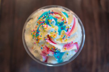 soğuk lolipop milkshake içki kırbaç krem ve renkli şeker topları ile