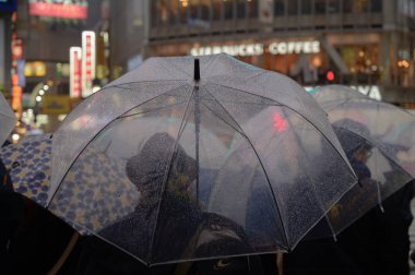 Tokyo, Japonya çok ünlü moda alışveriş cent geçiş Shibuya