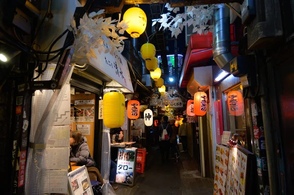 Omoide Yokocho à Shinjuku, Le célèbre endroit pour manger et boire — Photo