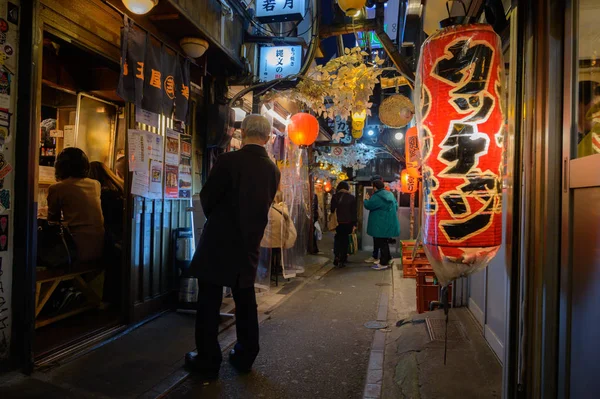 Omoide Yokocho в Shinjuku, відомим місцем для їсти і пити — стокове фото