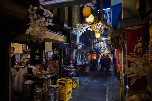 Omoide Yokocho em Shinjuku, o famoso lugar para comer e beber — Fotografia de Stock
