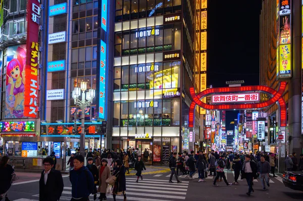 Shinjuku Kabukicho Tokyo, Japan mycket berömda shoppingcenter, e — Stockfoto