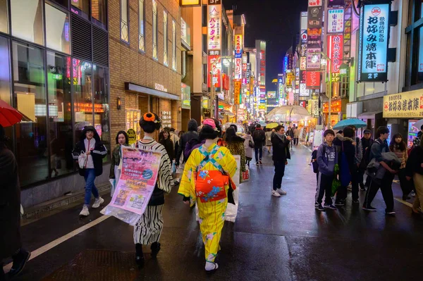Chica japonesa en vestido de Gimono caminar en Shinjuku Kabukicho Tokio , — Foto de Stock