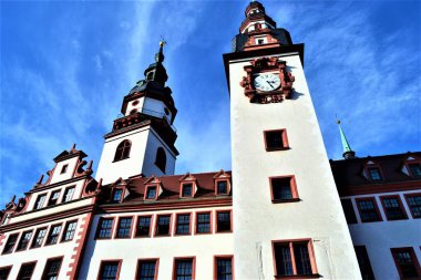 Chemnitz Belediye Binası ve mavi gökyüzü. Chemnitz eski belediye binası, mavi gökyüzü arka planıyla restore edilir..