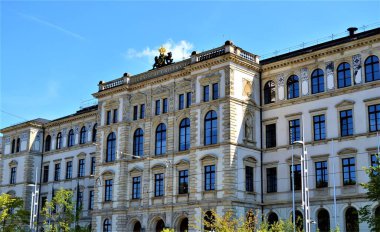 Chemnitz Teknik Üniversitesi ön görüntüsü. Chemnitz Teknik Üniversitesi 'nin ana binasının antik ve Gotik mimarisi