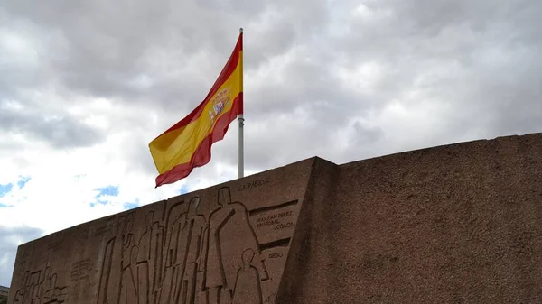 Spagna Bandiera Durante Tempo Nuvoloso Bandiera Spagnola Galleggia Una Pietra — Foto Stock