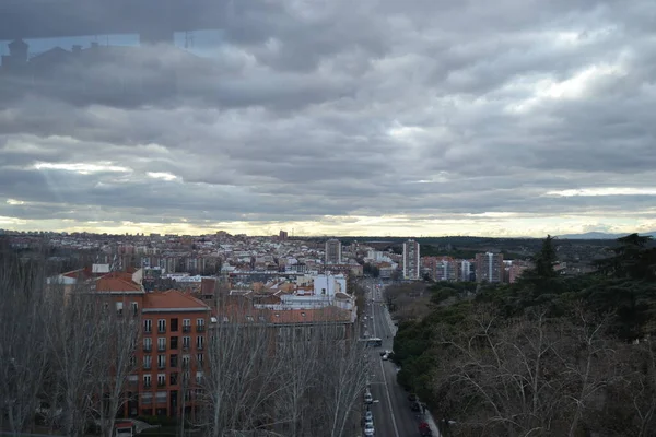 Σύννεφα Και Συννεφιασμένο Καιρό Στη Μαδρίτη Οδός Άποψη Της Πόλης — Φωτογραφία Αρχείου