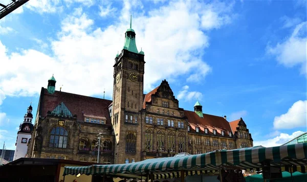 Güneşli Bir Günde Chemnitz Şehir Merkezinde Chemnitz Belediye Binası Saat — Stok fotoğraf