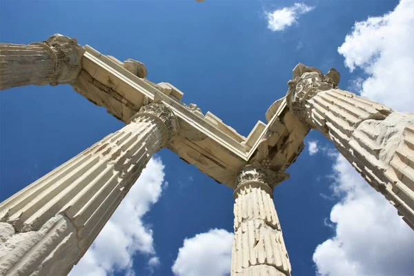 Oude Structuur Van Geschiedenis Tot Lucht Romeinse Zuilen Met Blauwe — Stockfoto