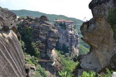 Gökyüzüne iniş yapmak için. Yunanistan. Doğanın içinde, gökyüzünde ve dağın tepesinde güzel bir mimari. Meteora