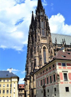 St. Vitus Katedrali, Prag, Çek Cumhuriyeti. Mavi gökyüzü beyaz bulut.