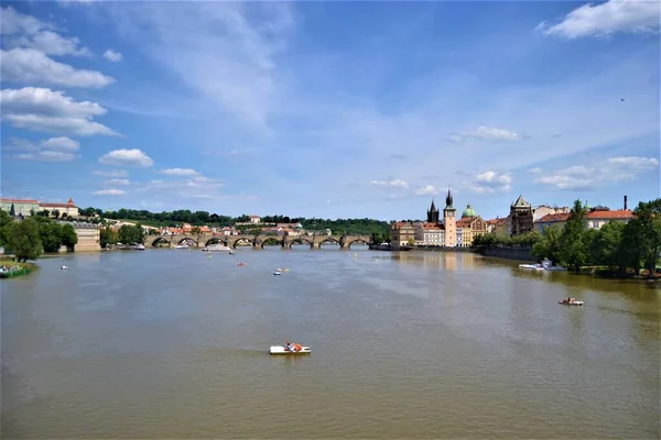 Řeka Brown Vltava Modré Nebe Praze — Stock fotografie