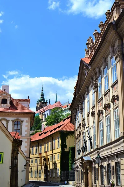 Stary Starożytny Budynek Pięknym Mieście Praga Niebieskim Niebem Białymi Chmurami — Zdjęcie stockowe