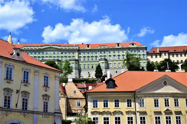 Prag Şehrindeki Eski Eski Bir Bina Mavi Gökyüzü Beyaz Bulutlar — Stok fotoğraf
