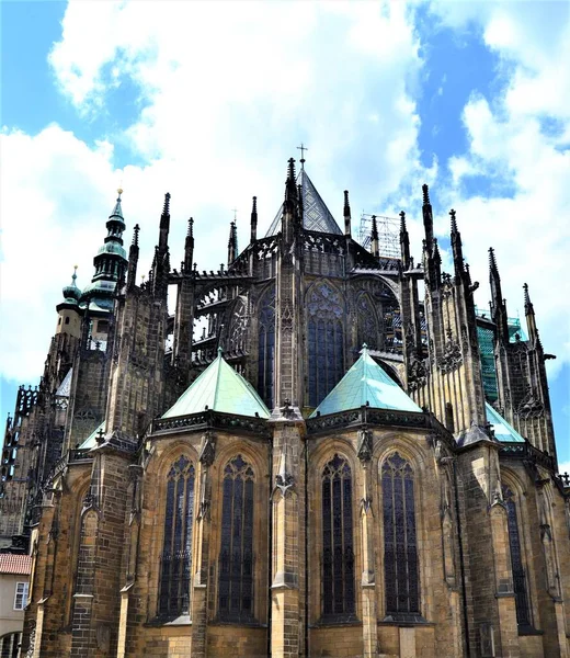 Katedrála Víta Praha Česká Republika Modrá Obloha Bílý Mrak — Stock fotografie