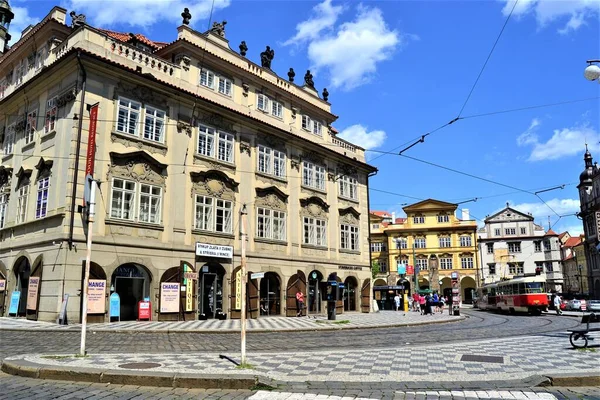 Prag Şehrindeki Eski Eski Bir Bina Mavi Gökyüzü Beyaz Bulutlar — Stok fotoğraf