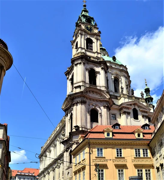 Stary Starożytny Budynek Pięknym Mieście Praga Niebieskim Niebem Białymi Chmurami — Zdjęcie stockowe