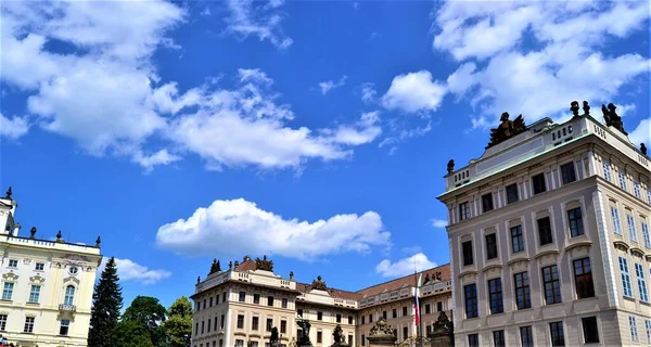Praga Czechy Słoneczny Dzień Top Starożytnych Budynków Pradze Wraz Niebieskim — Zdjęcie stockowe