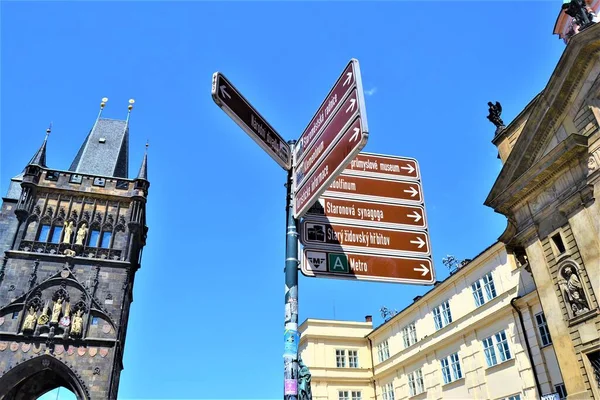 Carteles Callejeros Portón Praga Cielo Azul Fondo Señales Calle Puerta — Foto de Stock