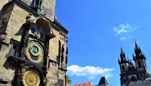 プラハ市内の古代と歴史的建造物 チェコ共和国 プラハで最も有名な歴史的建造物 青空を背景にした時計塔 — ストック写真