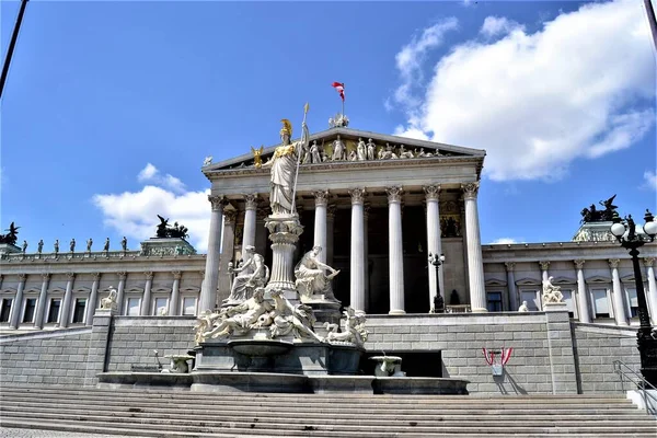 Wien Bei Sonnigem Tag Und Wichtiger Statue Das Parlamentsgebäude Österreichs — Stockfoto