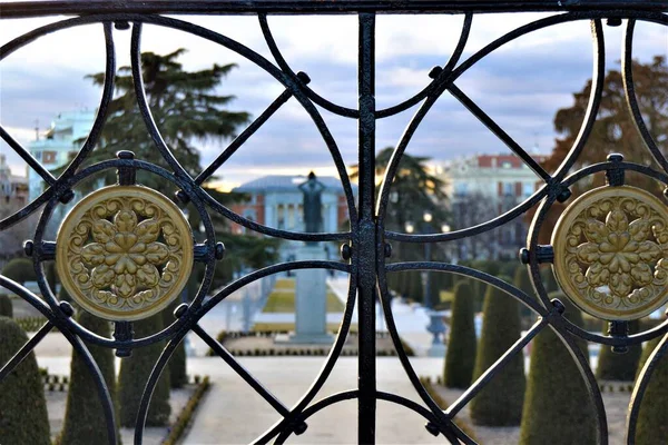 Gravírozott Korlát Egy Retiro Parkban Madridban Spanyolországban — Stock Fotó