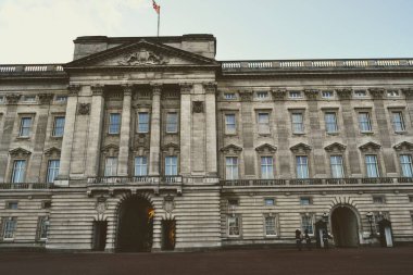 Londra 'daki Buckingham Sarayı ve devir teslim töreni. Birleşik Krallık.