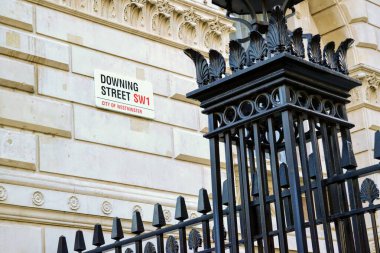 Downing Street 'in sokak işareti 10 numara. Londra, Birleşik Krallık.