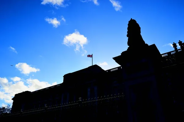 Silhouette Buckingham Palace Bandera Londres Reino Unido — Foto de Stock