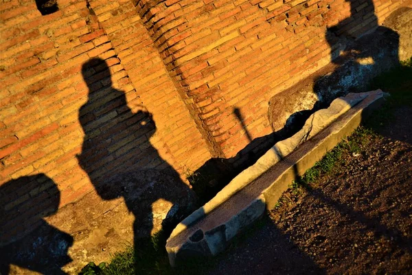 ローマの古代の城壁の影 イタリア — ストック写真
