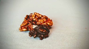 İzole edilmiş fotografla ezilmiş cevizi kapat. Turkuaz mavi arka planda taze ceviz eti..