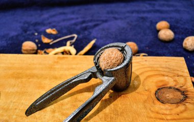 Tahta masada ceviz ve ceviz kıracağı..