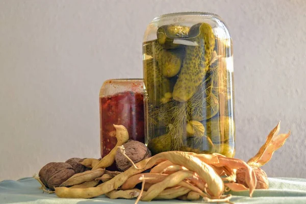 Hausgemachte Gurke Einmachglas Aus Gurken Getrocknete Bohnen Und Walnüsse Bleiben — Stockfoto