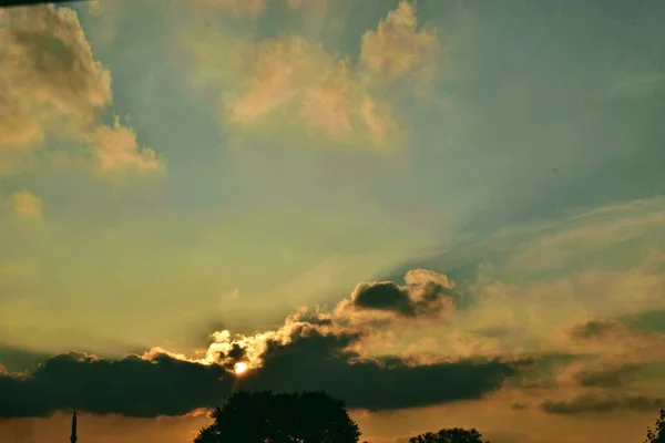 Bunter Himmel Während Des Sonnenuntergangs Silhouette Eines Minaretts Und Großer — Stockfoto