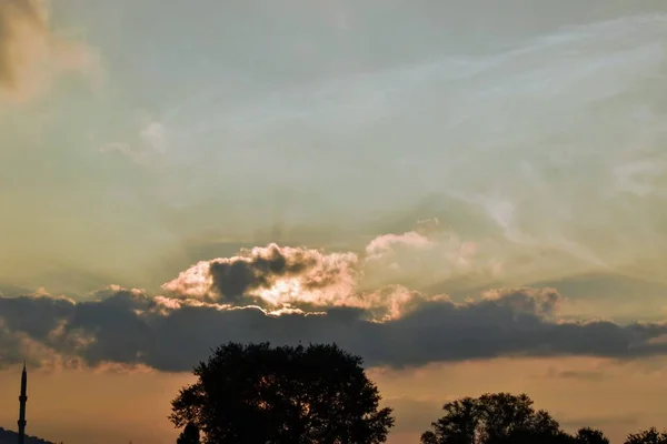 Bunter Himmel Während Des Sonnenuntergangs Silhouette Eines Minaretts Und Großer — Stockfoto