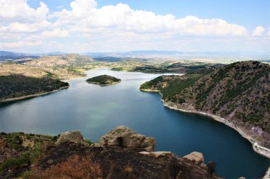 Bergama Gölü ve beyaz bulutlu mavi gökyüzü. İzmir Türkiye.